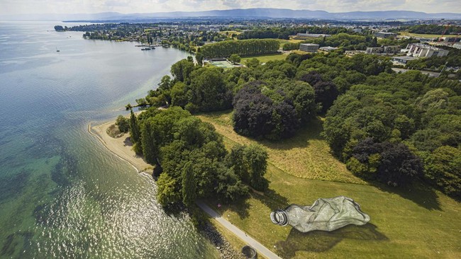 FOTO: Lukisan Raksasa Botol Plastik Hiasi Taman di Swiss