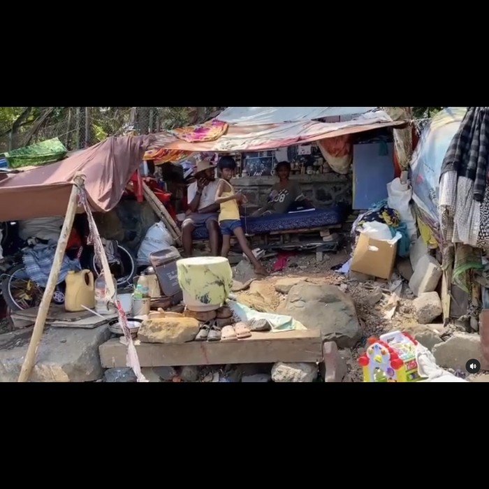 Begini penampakan daerah kumuh yang menjadi tempat tinggal Maleesha Kharwa. Ia tinggal di tepi laut Bandra, Mumbai, India hanya dengan kain dan terpal sebagai tempat berlindung. Keluarganya pun biasa mandi di laut tersebut. 