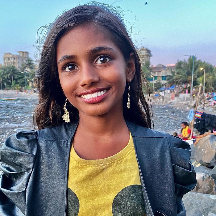 Gadis 15 tahun tersebut memang memiliki paras yang menawan dengan hidung mancung dan matanya yang indah. Rambut panjangnya yang terurai menambah daya tarik sang model. (Foto: Instagram Maleesha Kharwa)