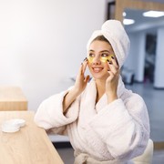 Mana yang Lebih Baik untuk Usia 20an, Pakai Eye Cream atau Eye Serum Dulu? Jawabannya di Sini!