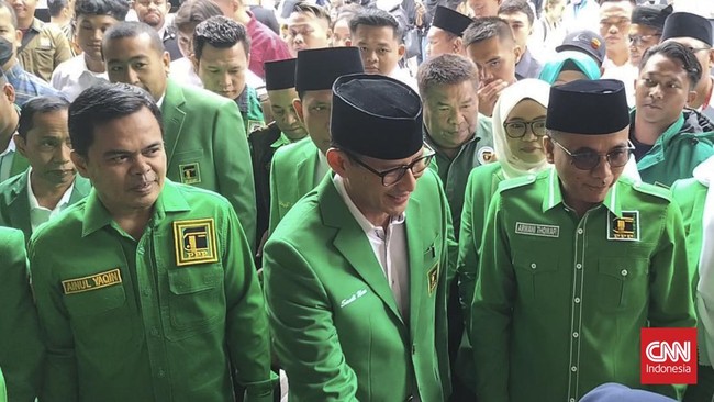 Menteri Pariwisata dan Ekonomi Kreatif (Menparekraf) Sandiaga Uno diteriaki wakil presiden (wapres) saat tiba di areana Rapimnas PPP.