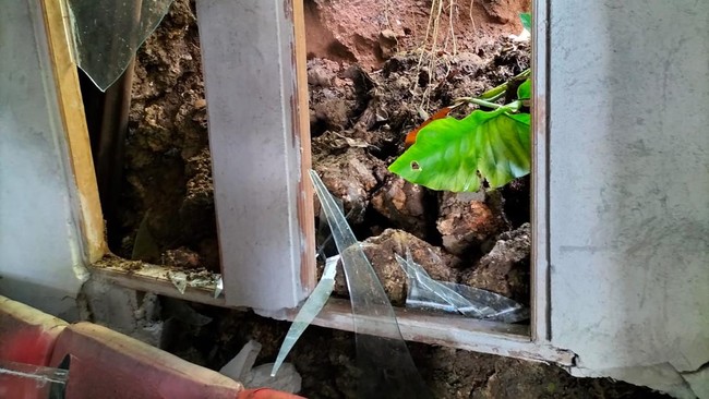 BNPB meminta warga di wilayah rawan longsor untuk waspada usai bencana itu terjadi di Ambon. 