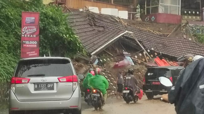 BNPB mencatat sebanyak 121 rumah dan satu sekolah terdampak tanah longsor yang melanda Kota Ambon, Provinsi Maluku, Kamis (15/6).