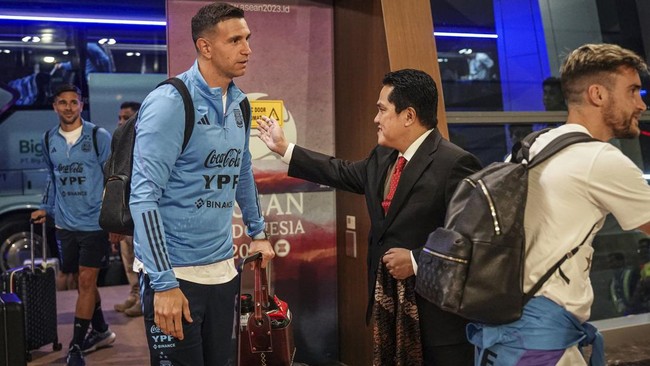 Ketua Umum PSSI Erick Thohir menampilkan deretan foto saat dirinya makan malam bersama Presiden AFA Claudio Tapia dan pemain timnas Argentina.