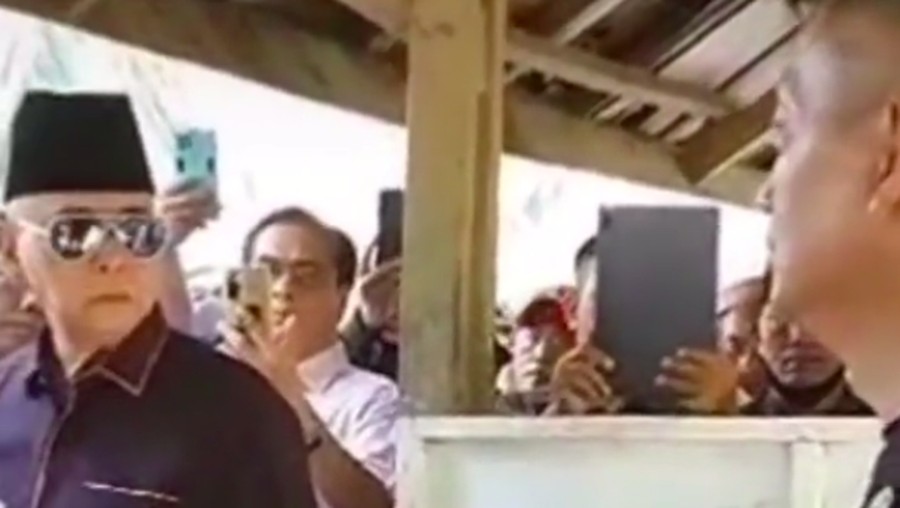 Video seorang pria dimarahi pimpinan Ponpes Al-Zaytun, Panji Gumilang, viral di medsos. PDinarasikan, pria tersebut adalah seorang polisi. Bagaimana faktanya? (Tangkapan layar video viral)
