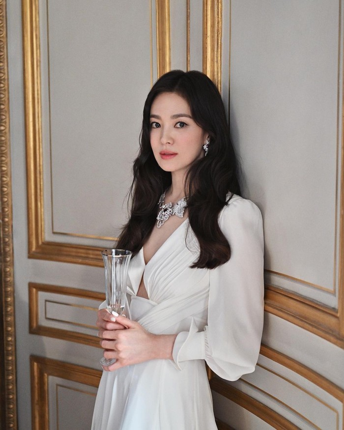 Aktris yang membintangi drama 'The Glory' tersebut tak pernah gagal membuat publik terpesona saat menghadiri event Chaumet. Outfit putih yang dikenakannya membuat gelar 'Dewi' yang diberikan oleh sang aktris tak terbantahkan lagi./ Foto: allkpop.com