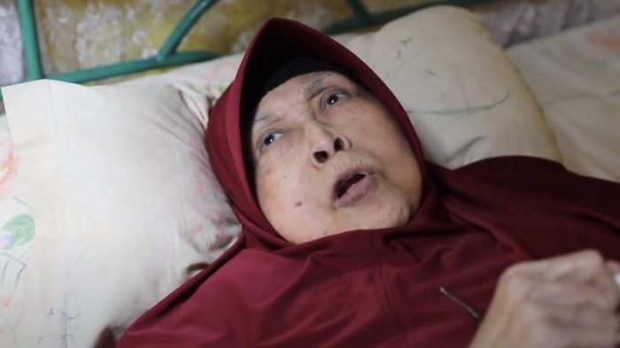 Aminah Cendrakasih mengalami glukoma/Foto: CNN Indonesia/Tangkapan layar Youtube Karnos TV