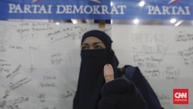 FOTO: Aksi Berdarah Demokrat hingga Pertemuan Puan-AHY di Hutan Kota
