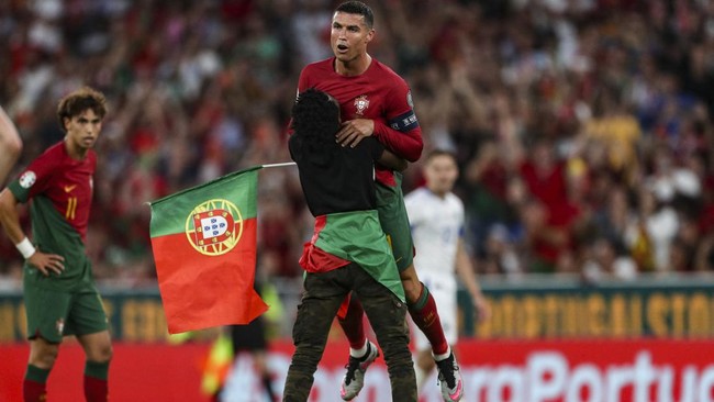 Portugal berhasil membantai Bosnia Herzegovina 3-0 pada pertandingan Grup J Kualifikasi Euro 2024 di Stadion da Luz, Lisbon, Minggu (18/6) dini hari WIB.