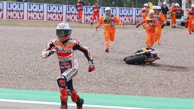 Alex Marquez dan Marc Marquez mencatat hasil berbeda ketika keduanya tampil di sprint race MotoGP Inggris, Sabtu (5/8).