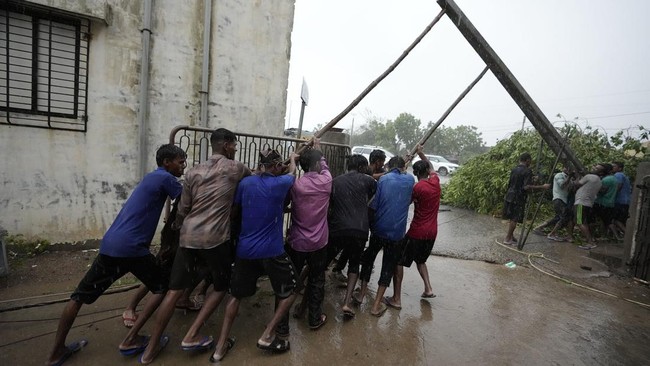 FOTO: India Bagian Barat Porak-poranda Dihantam Topan Biparjoy