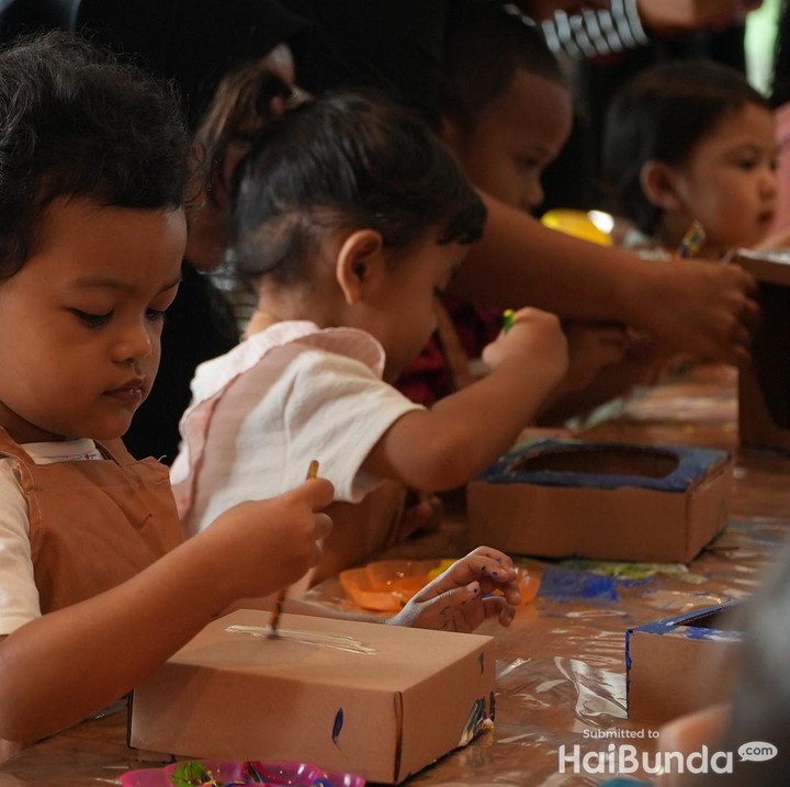 <p>Fokus banget nih, Si Kecil ikutan Art Class membuat diorama akuarium, yang dipandu Ms. Griselda. (Foto: Tim HaiBunda)</p>