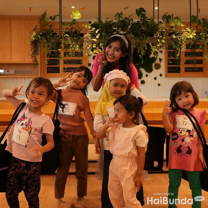 <p>Setelah mengikuti dua kelas, anak-anak main games interaktif bareng Bunda Ninis, salah satu koordinator HaiBunda Squad yang jadi <em>host</em> acara hari ini. <em>Yeay</em> dapat hadiah! (Foto: Tim HaiBunda)</p>