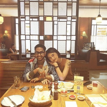 Unggah Momen Romantis dengan Istri, Onadio Leonardo Bantah Isu Cerai?