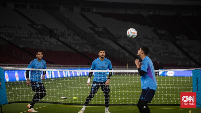 Skuad Argentina pamer skill dan kekuatan pemain dalam duel satu lawan satu saat menjalani latihan terakhir jelang melawan Timnas Indonesia di Stadion GBK.