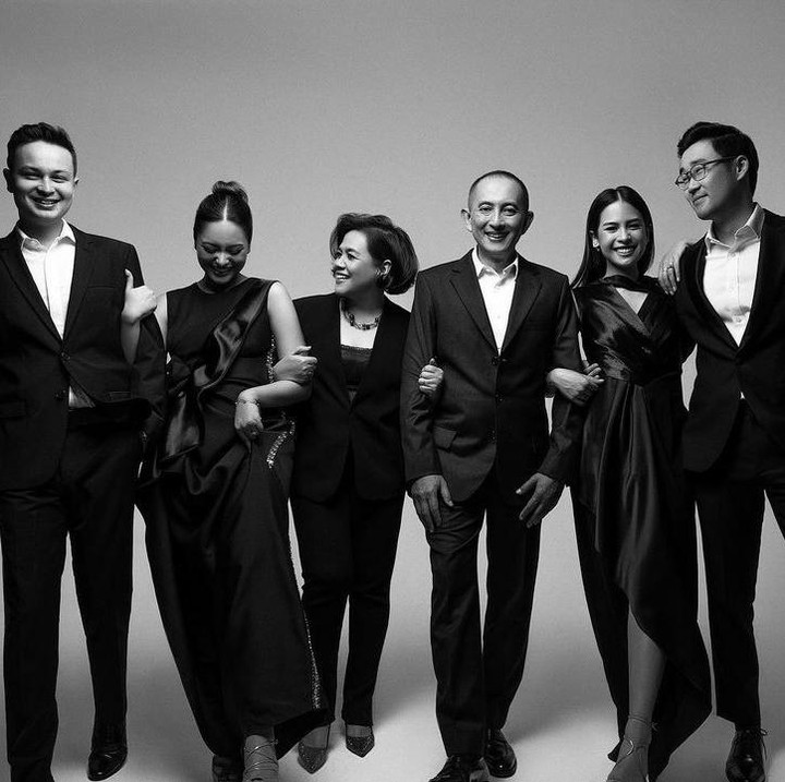 <p>Belum lama ini, Maudy Ayunda membagikan momen saat keluarganya melakukan <em>family photoshoot</em>. Tampak formasi lengkap keluarga Maudy, dari mulai kedua orang tuanya, suami, hingga adik ipar dan adiknya yang baru menikah. (Foto: Instagram @maudyayunda)</p>