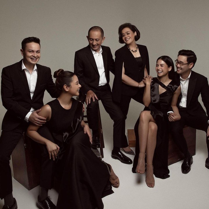 <p>Semua anggota keluarga, termasuk Maudy, terlihat sangat bahagia di <em>family photoshoot.</em> Dalam satu potret, mereka kompak mengenakan pakaian serba hitam. Para wanita memakai gaun hitam yang anggun, sedangkan para pria mengenakan setelan jas hitam dengan kemeja putih. (Foto: Instagram @maudyayunda)</p>