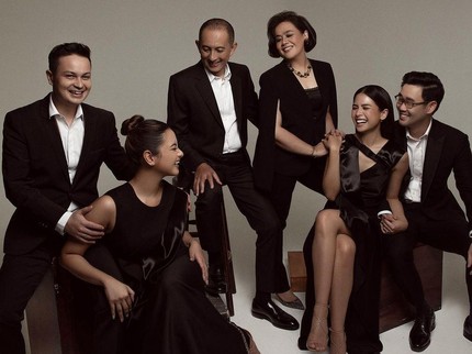 7 Potret Elegan Keluarga Maudy Ayunda Lakukan Photoshoot, Ibunda Jadi Sorotan