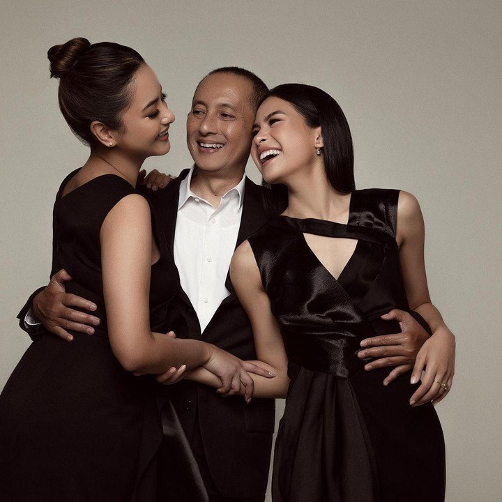 <p>Maudy juga mengunggah fotonya bersama sang adik dan ayah. Ayah Maudy tampak merangkul kedua putrinya sambil tersenyum dan saling menatap manis. (Foto: Instagram @maudyayunda)</p>