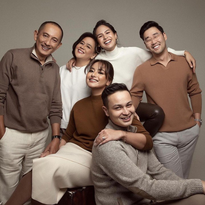 <p>Di foto lainnya, keluarga Maudy berpose santai dengan mengenakan pakaian casual bernuansa warna vintage. Maudy menuliskan 'Favorite humans' dalam caption unggahannya. (Foto: Instagram @maudyayunda)</p>