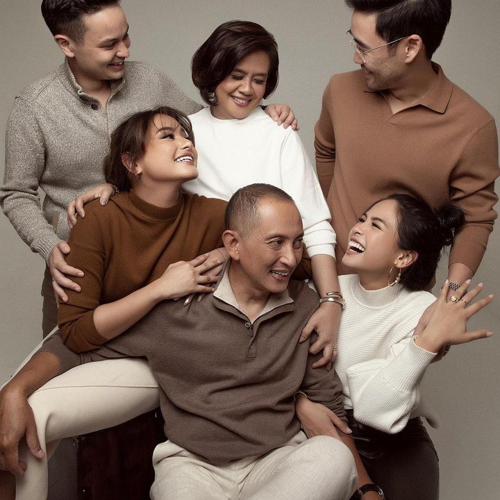 <p>Foto keluarga Maudy yang elegan ini banyak menuai respons positif dari netizen. Banyak netizen bilang kalau keluarga Maudy adalah definisi<em> family goals</em> nih. (Foto: Instagram @maudyayunda)</p>