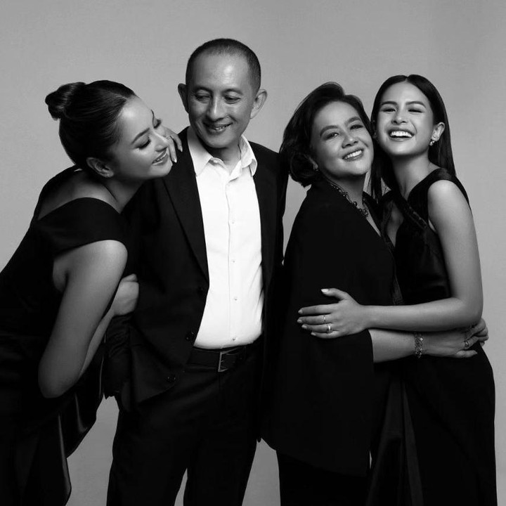 <p>Hal lain yang juga menarik perhatian adalah potret Ibunda Maudy, Muren Murdjoko. Banyak netizen menganggap Muren berhasil mendidik anak-anaknya hingga menjadi sukses dan bahagia seperti sekarang. "<em>Good parenting</em>... membuahkan hasil sesuai ekspektasi," tulis salah satu netizen. (Foto: Instagram @muren.s)</p>