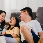 Mengenal Dolphin Parenting, Cara Mengasuh Anak yang Tegas tapi Lembut dan Fleksibel