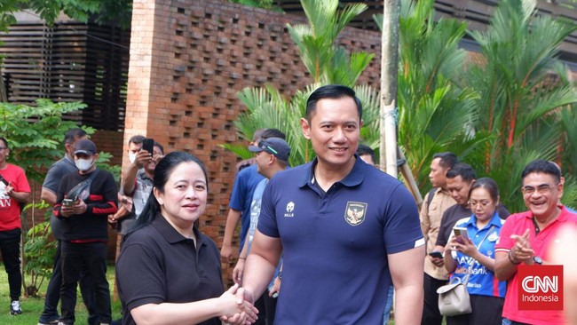 Ketua DPP PDI Perjuangan, Puan Maharani dan Ketua Umum Partai Demokrat, Agus Harimurti Yudhoyono bertemu di Plataran, komplek GBK, Minggu (18/6).
