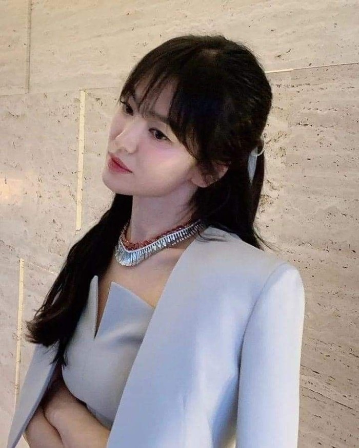 Song Hye Kyo selalu menunjukkan aura mahal yang berbeda setiap menghadiri setiap event terbaru Chaumet. Di tahun 2022, sang aktris tampilkan sisi manis dalam kemewahannya dengan tatapan rambut berponi dan juga gaun bergaya tertutup./ Foto: koreaboo.com