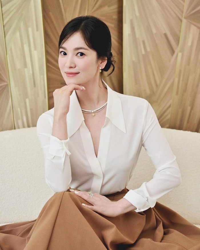Terakhir kali Song Hye Kyo menghadiri acara Chaumet Dinner Gala in Paris pada Juni 2023 lalu, Beauties. Gaya berpakaian sang aktis membuktikan bahwa perhiasan juga cocok dikenakan dalam tampilan sederhana berupa setelan kemeja dan rok./ Foto: soompi.com