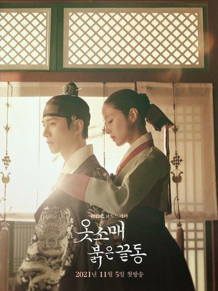 The Red Sleeve sendiri diangkat dari kisah nyata Raja Jeongjo yang sangat mencintai Sung Deok Im yang nantinya menjadi selir Seong Ui Bin. Bahkan ketika sang selir meninggal, sang raja pun menuliskan surat cinta untuknya yang berisi ungkapan cinta yang sangat tulus.