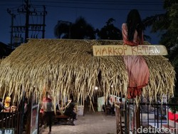 Sensasi Ngopi di Warkop Keluarga Setan Surabaya, Kuburan Jadi Mejanya