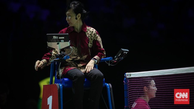 Terdapat pemandangan berbeda pada final Indonesia Open 2023 di Istora Senayan, Jakarta, Minggu (18/6). Bukan dari pemain, melainkan dari wasit.