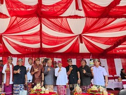 Hadiri Pesta Kesenian Bali, Wayan Koster Ajak Sandiaga Foto Salam Metal
