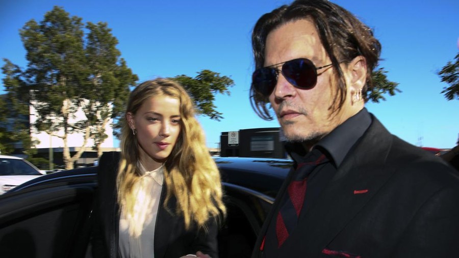 Amber Heard dan Johnny Depp US actor Johnny Depp (R) and his wife Amber Heard arrive at a court in the Gold Coast on April 18, 2016.

Depp and Heard arrived at an Australian court April 18 over Heard's alleged illegal importation of their two Yorkshire terrier dogs Boo and Pistol into the country in a private jet in 2015, as Depp was in Australia for the filming of the latest Pirates of the Carribean movie. / AFP / Patrick HAMILTON (Photo credit should read PATRICK HAMILTON/AFP via Getty Images)