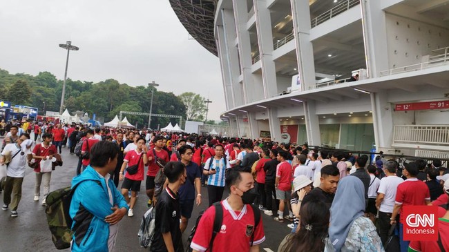 Pintu masuk tribune Stadion GBK dibuka lebih awal jelang Indonesia vs Argentina setelah penonton mengular antre untuk masuk di depan gerbang.