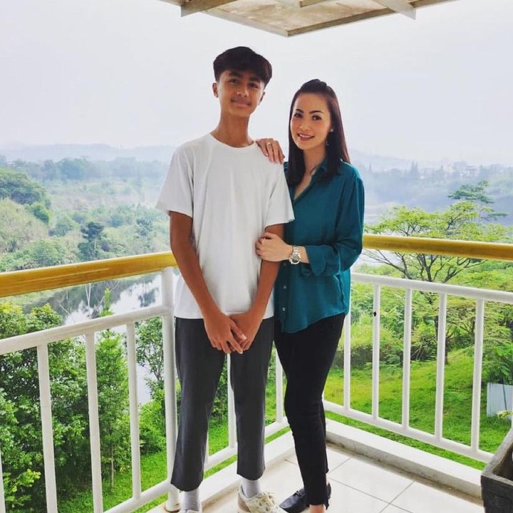 <p>Tinggi badan Bintang juga sudah melebihi sang Bunda, lho. Banyak netizen yang pangling dengan perubahan anak Christy Jusung<em>. "Kok udh gede ajaaa, perasaan waktu itu masii kecillll. mana ganteng lagiiii,"</em> kata akun @silvim**** (Foto: Instagram @christyjusung)</p>
