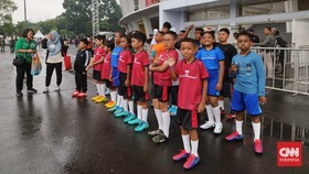 Player Escort Indonesia vs Argentina, Mimpi Anak Papua Gandeng De Paul