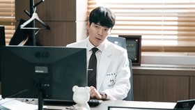 Cerita Kim Sung-oh Hilangkan Citra Lucu Demi Lies Hidden in My Garden