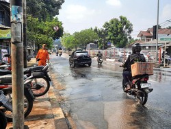 Genangan di HEK Kramat Jati Berangsur Surut, Kemacetan Mulai Terurai