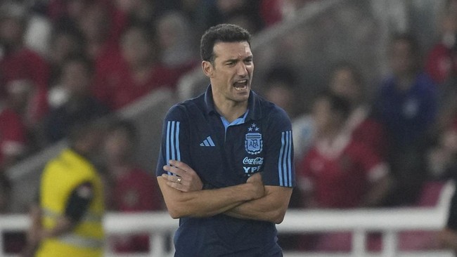 Pelatih Lionel Scaloni sampai dibuat garuk-garuk kepala dalam laga Indonesia vs Argentina di Stadion Utama Gelora Bung Karno, Jakarta, Senin (19/6).