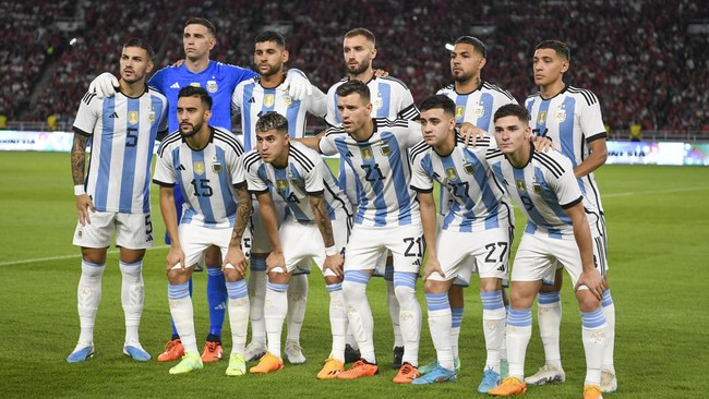 Timnas Indonesia tertinggal 0-1 dari Argentina pada babak pertama di Stadion Utama Gelora Bung Karno, Senin (19/6) malam.