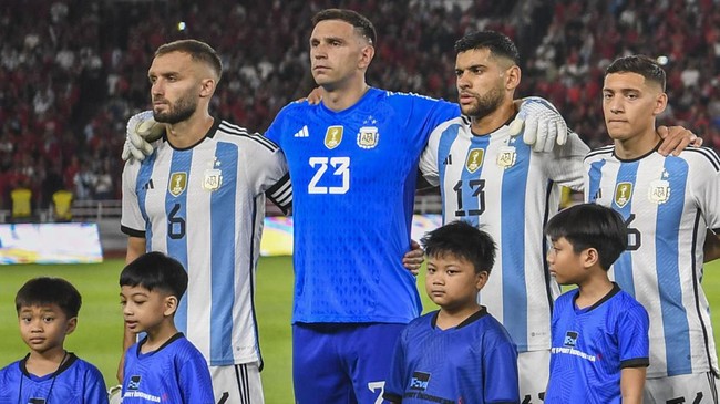 Cucu Presiden Jokowi, Jan Ethes, viral di medsos usai menjadi player escort di Indonesia vs Argentina. Jan Ethes menggandeng kiper Argentina Emiliano Martinez.