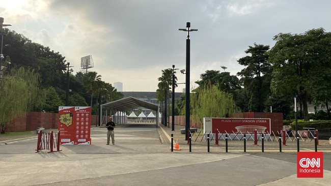 Pengamanan ketat dilakukan di kawasan Gelora Bung Karno (GBK), Jakarta, jelang pertandingan Indonesia vs Argentina, Senin (19/6).