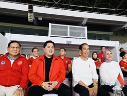 Momen Jokowi-Jan Ethes Asyik Nonton Indonesia Vs Argentina