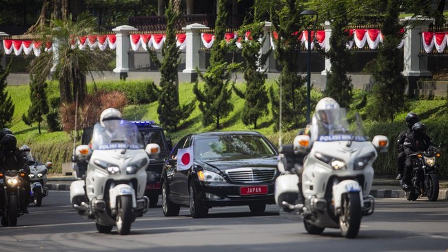 Presiden Joko Widodo mengajak Kaisar Jepang Naruhito berkeliling menggunakan mobil buggy di Istana Bogor, Senin (19/6).