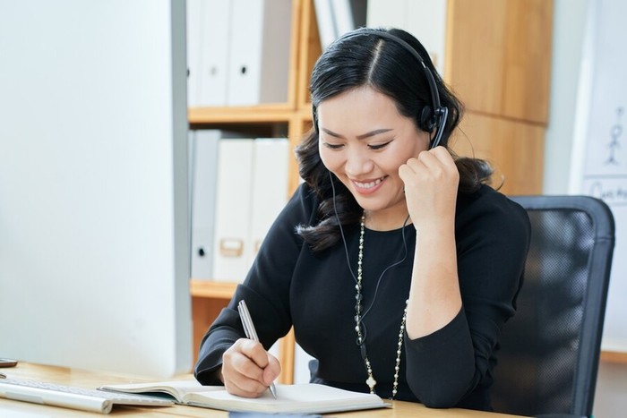 Tanda pemimpin dengan kecerdasan emosional tinggi adalah mereka mampu mengendalikan emosi dan tetap tenang. mereka akan meluangkan waktu untuk berhadapan dan memproses emosi yang dialami dan berkata, 
