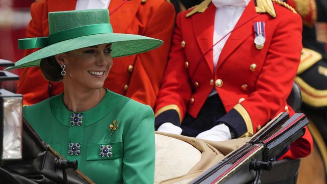 Penampilan Princess of Wales, Kate Middleton lagi-lagi mencuri perhatian publik. Dalam parade militer Trooping The Color, Sabtu (17/6).