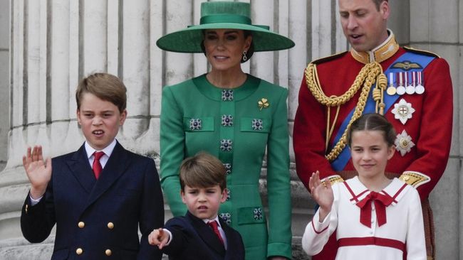 Foto Pangeran Louis dalam kartu natal edisi keluarga Pangeran William-Kate Middleton mengundang perhatian karena jarinya terlihat 'hilang'.