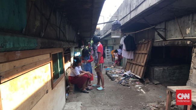 Kelurahan Jelambar Baru sejauh ini mencatat ada 31 KK yang tinggal di kolong tol. Masih ada keluarga yang belum terdata karena tak ada di lokasi.